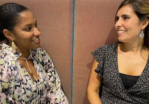 Foundation teamleden Bianca en Nora in overleg met elkaar