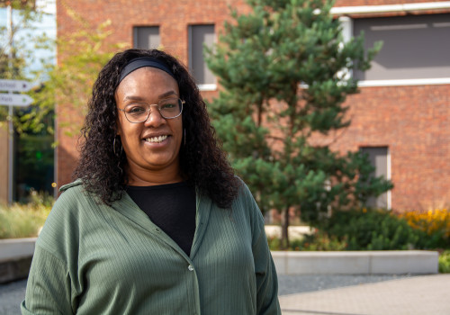 Shuweydi glimlachend in haar werkomgeving