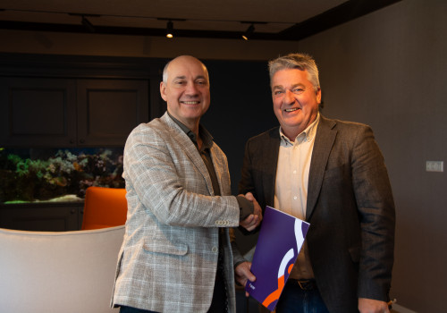 Directeuren Senzer en Driessen Groep schudden handen