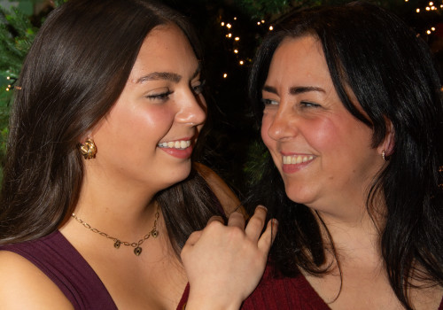 Angelie en dochter Naomi lachend bij kerstboom