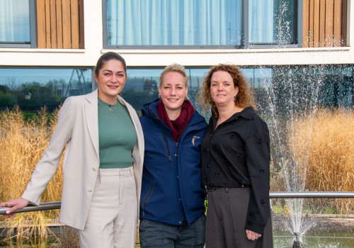 Lenneke, Britt en Marieke voor hotel van der Valk
