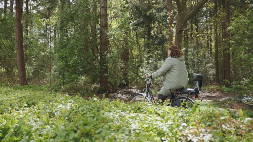 Beginscherm video - deelneemster Sterk aan het Werk op de fiets onderweg naar haar werk