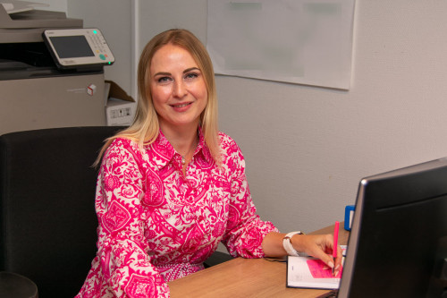 Yuliya achter haar bureau aan het werk