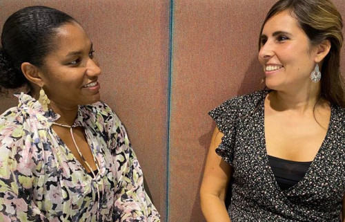 Foundation teamleden Bianca en Nora in overleg met elkaar