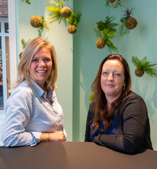 Foto van Nelleke en Ilse