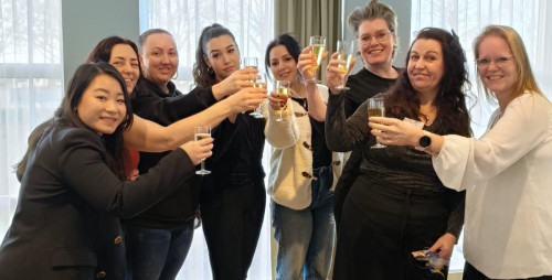 Foto met de acht kandidaten van Sterk aan het Werk die aan het proosten zijn