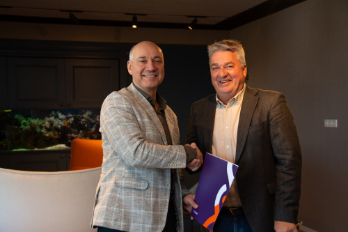 Directeuren Senzer en Driessen Groep schudden handen