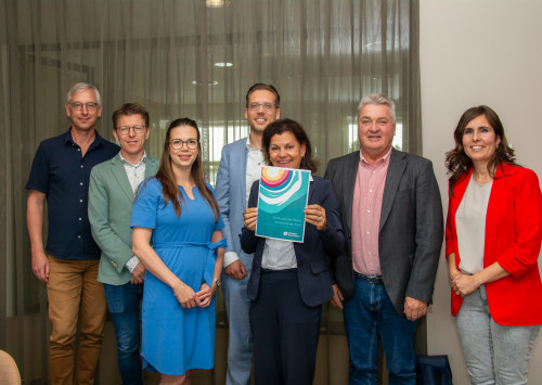 7 glimlachende mensen met samenwerkingsovereenkomst