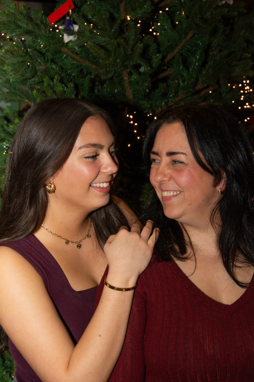 Angelie en dochter Naomi lachend bij kerstboom