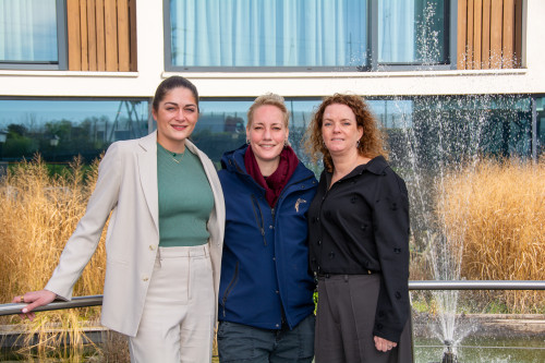 Lenneke, Britt en Marieke voor hotel van der Valk