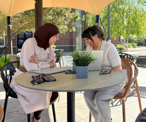 Naima en Gaezely lachend aan tafel